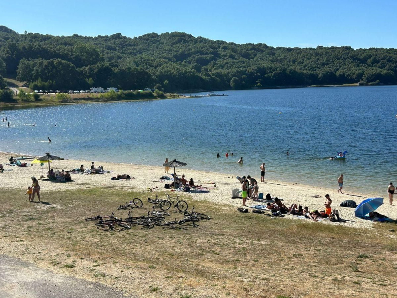 Bañistas en la Praia dos Franceses, en A Veiga.