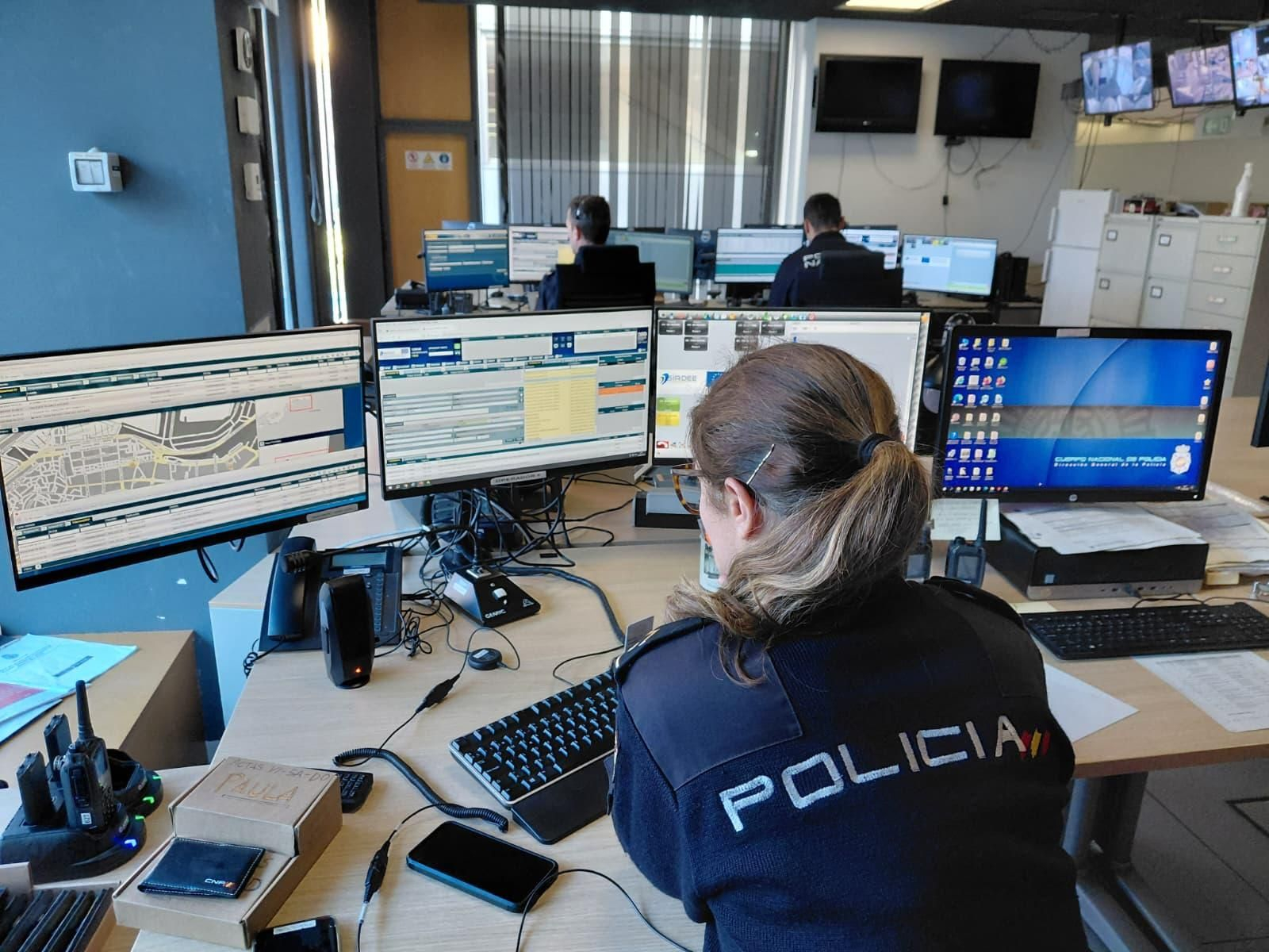 Una agente de la Policía Nacional en Sala CIMACC 091.