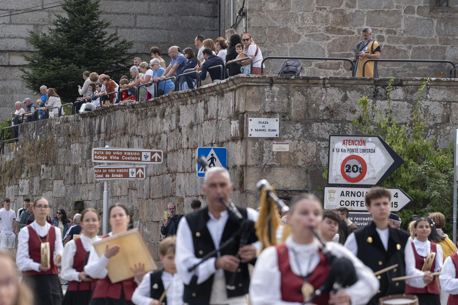 Galería | Reyes, clero, doncellas y caballeros desfilan por las calles de Ribadavia en la Festa da Istoria