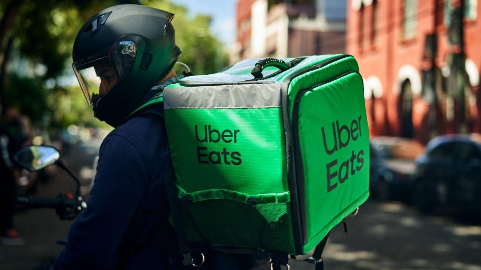 Un repartidor de Uber Eats en moto en una imagen de archivo.