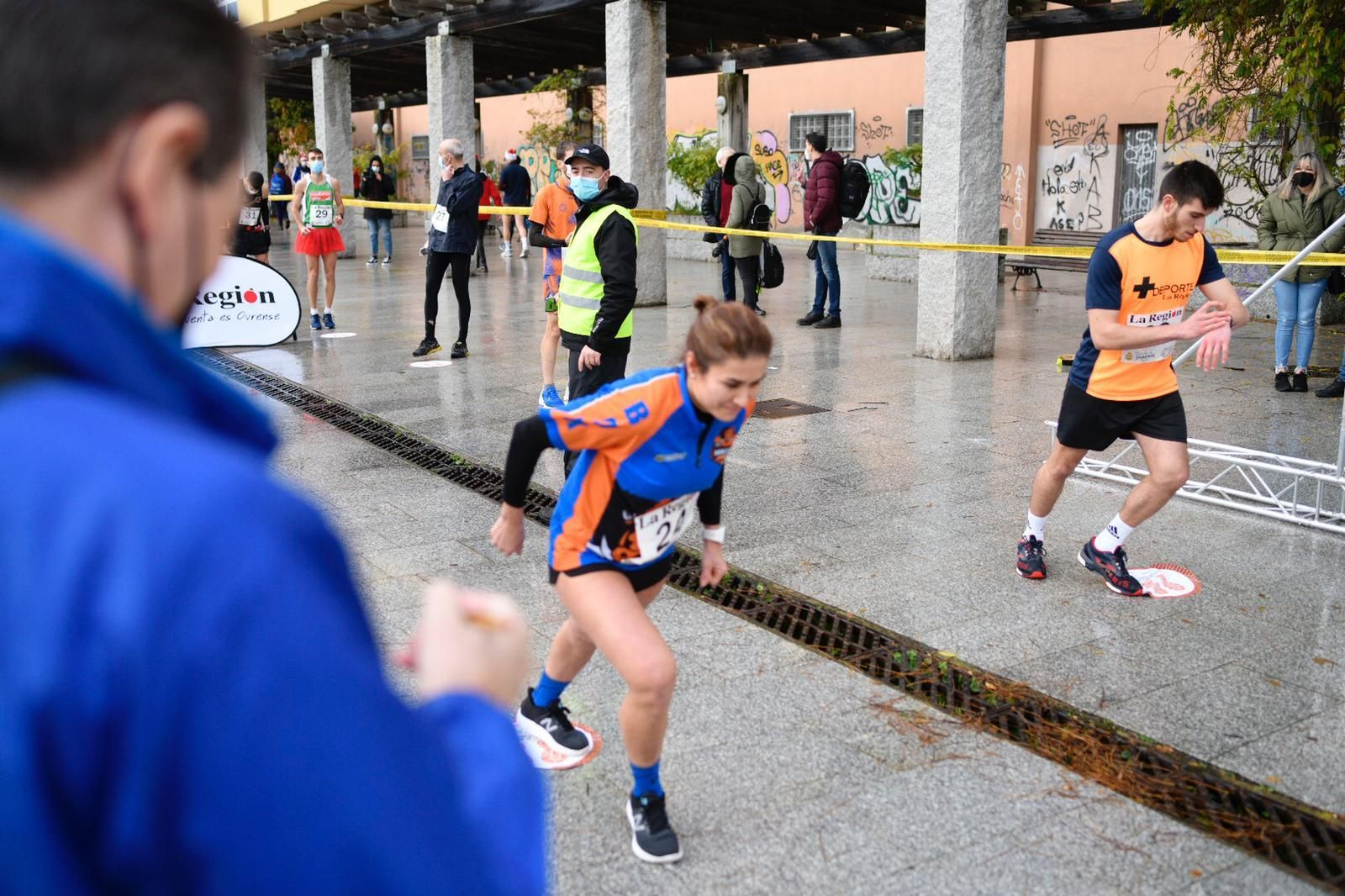 Los ourensanos despidieron el año corriendo (XESÚS FARIÑAS)