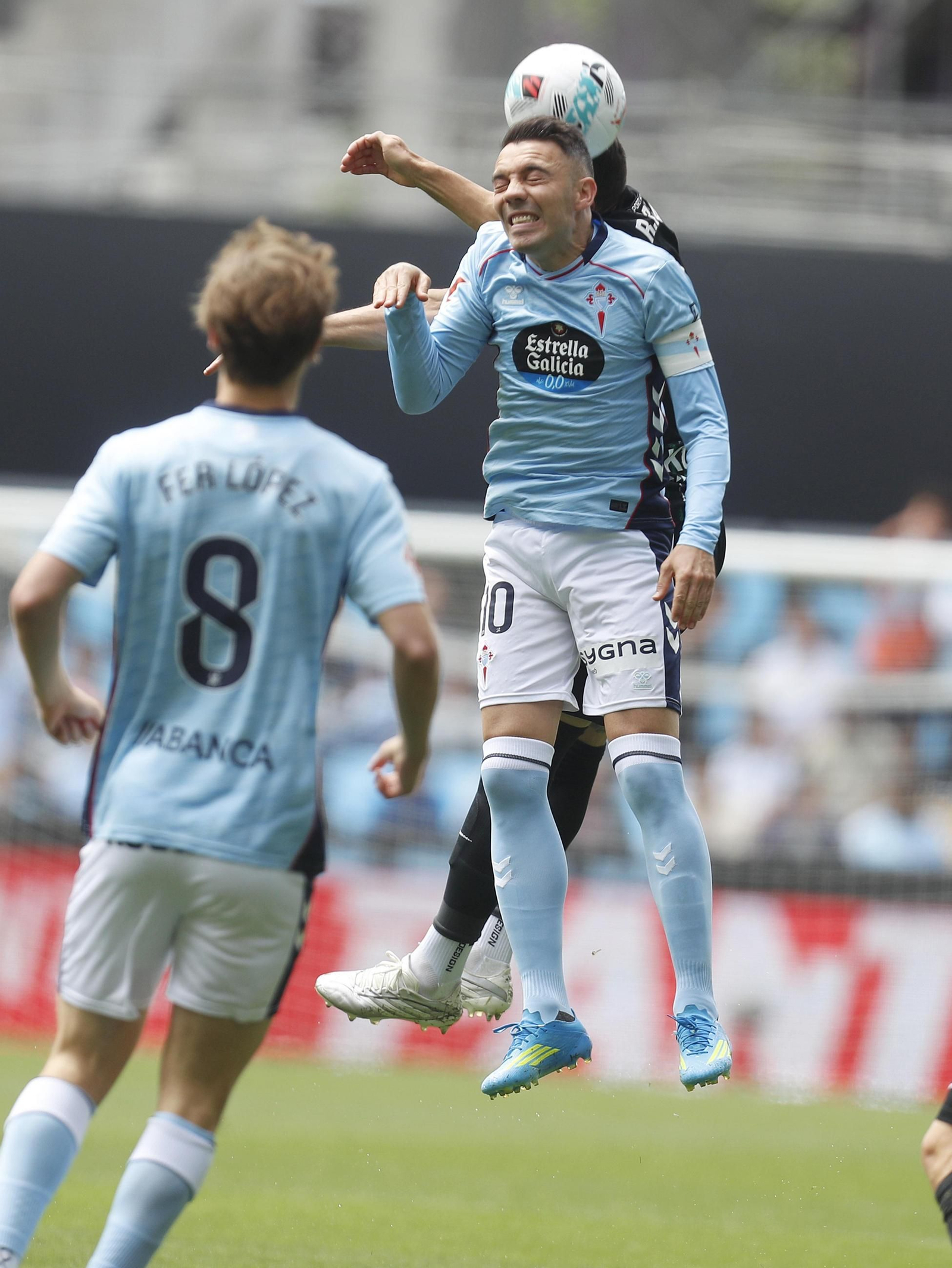 Iago Aspas discute un balón aéreo durante el partido ante el Levante.