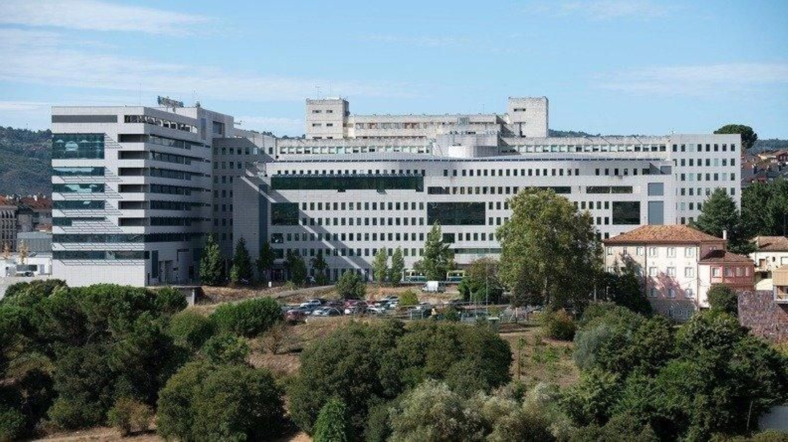 Fachada exterior del CHUO. (FOTO: ÓSCAR PINAL)