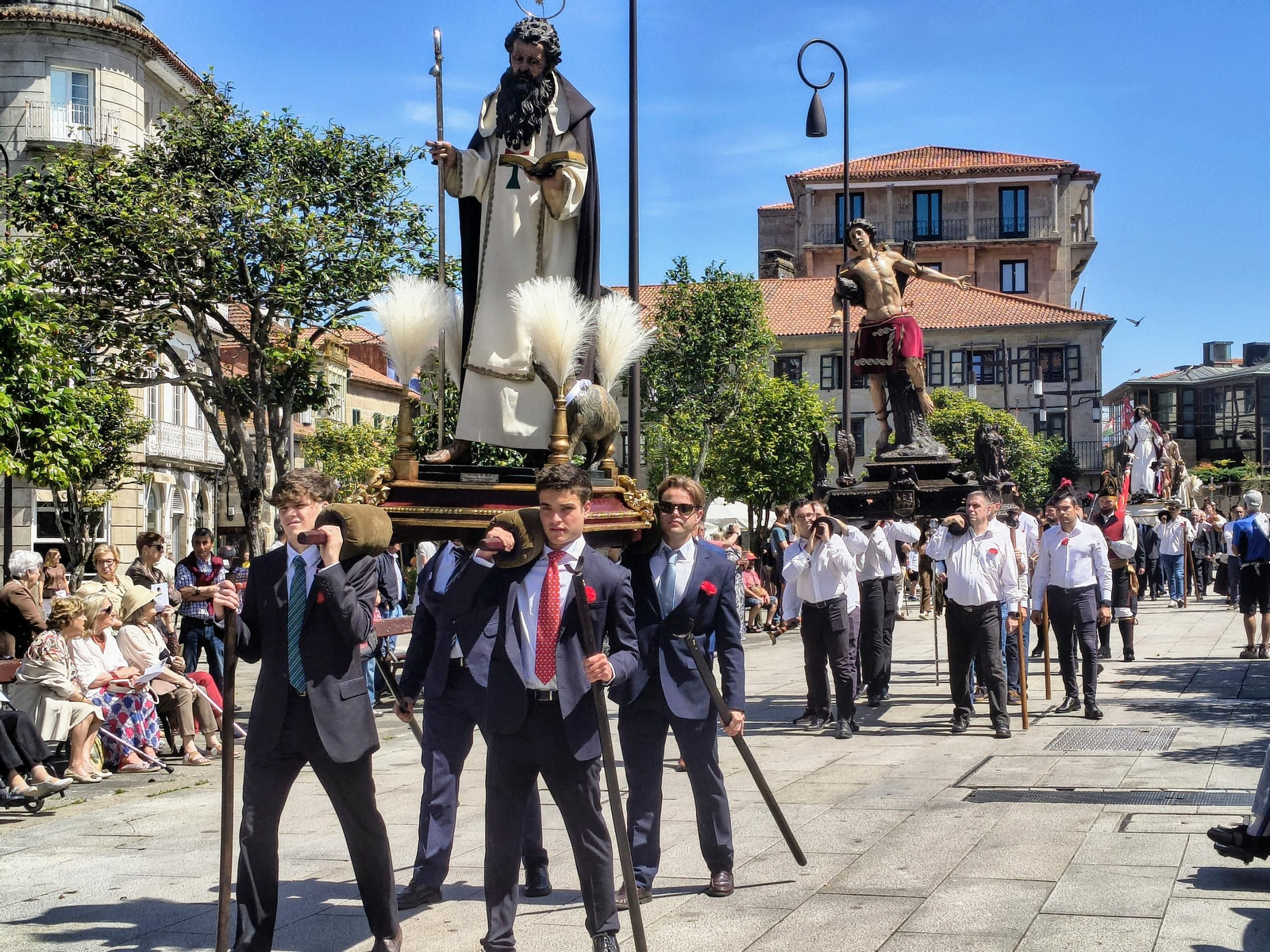La procesión del Corpus Christi por el Centro Histórico contó con doce imágenes gremiales portadas a hombros.