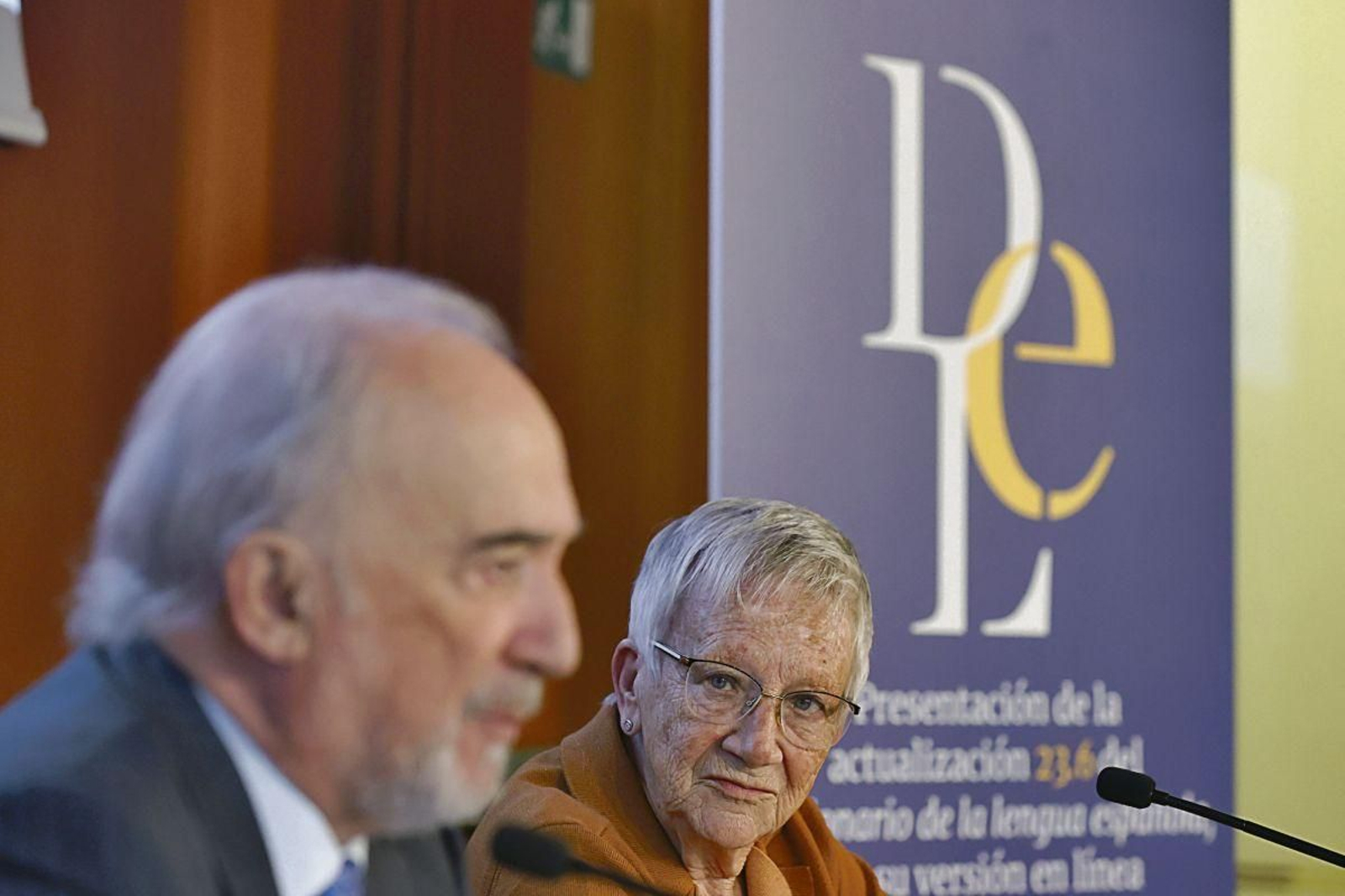 El director de la RAE, Santiago Muñoz Machado, y la académica Paz Battaner.