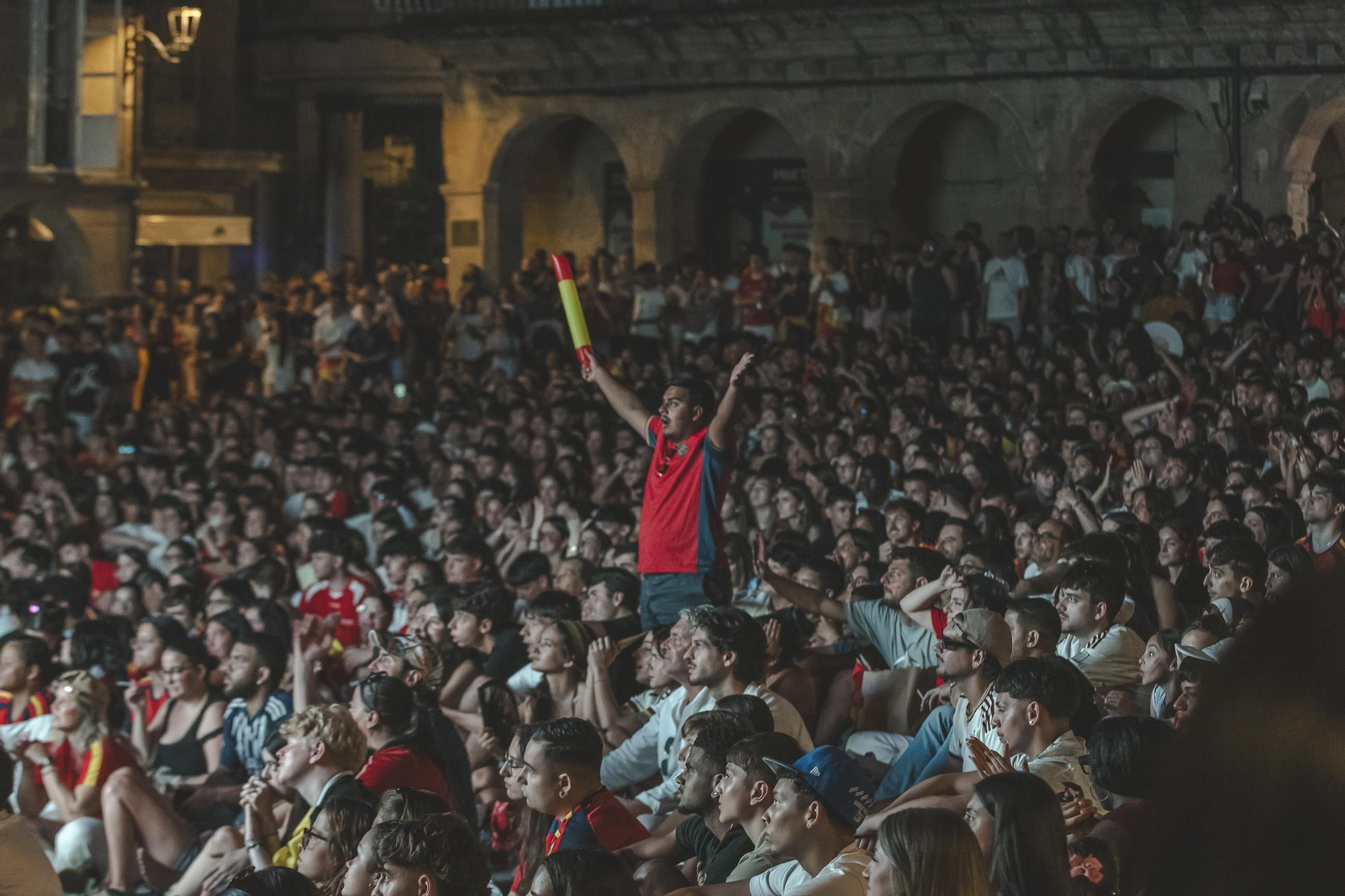 Galería | Camisetas, banderas y las calles de Ourense llenas de emoción por ver a España jugar los cuartos de final, en fotos