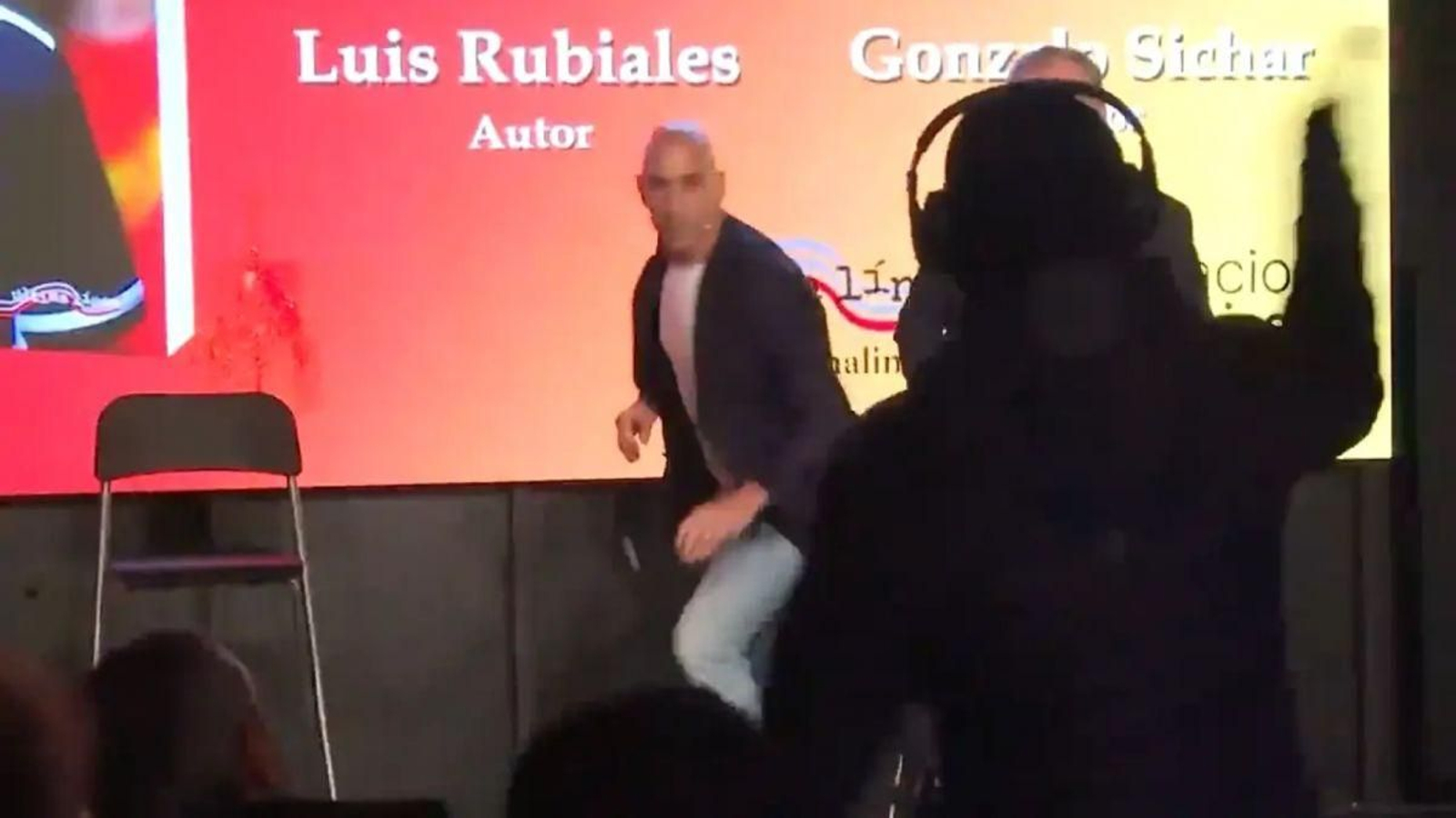 El sobrino Luis y el tío Luis (de espaldas) durante el momento de los huevos.