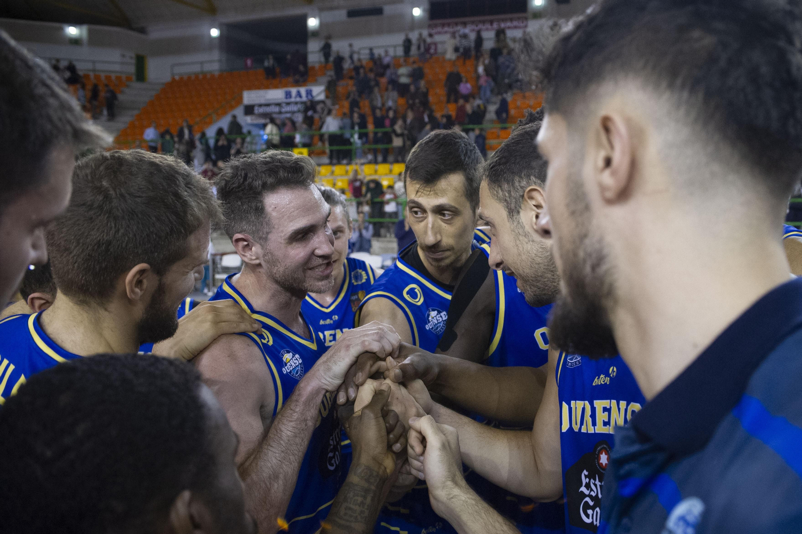El equipo celebrando la victoria del encuentro. Fotos Martiño Pinal
