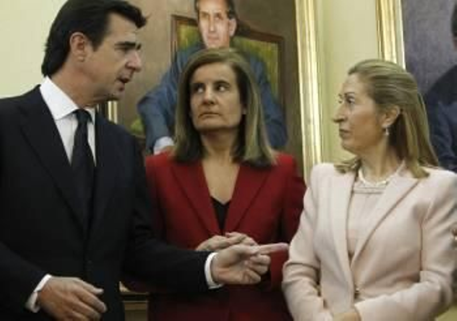 Los ministros de (i-d) Industria, José Manuel Soria; Empleo, Fátima Báñez, y Fomento, Ana Pastor, charlan durante el acto de toma de posesión en el Palacio de la Moncloa (Foto: EFE)