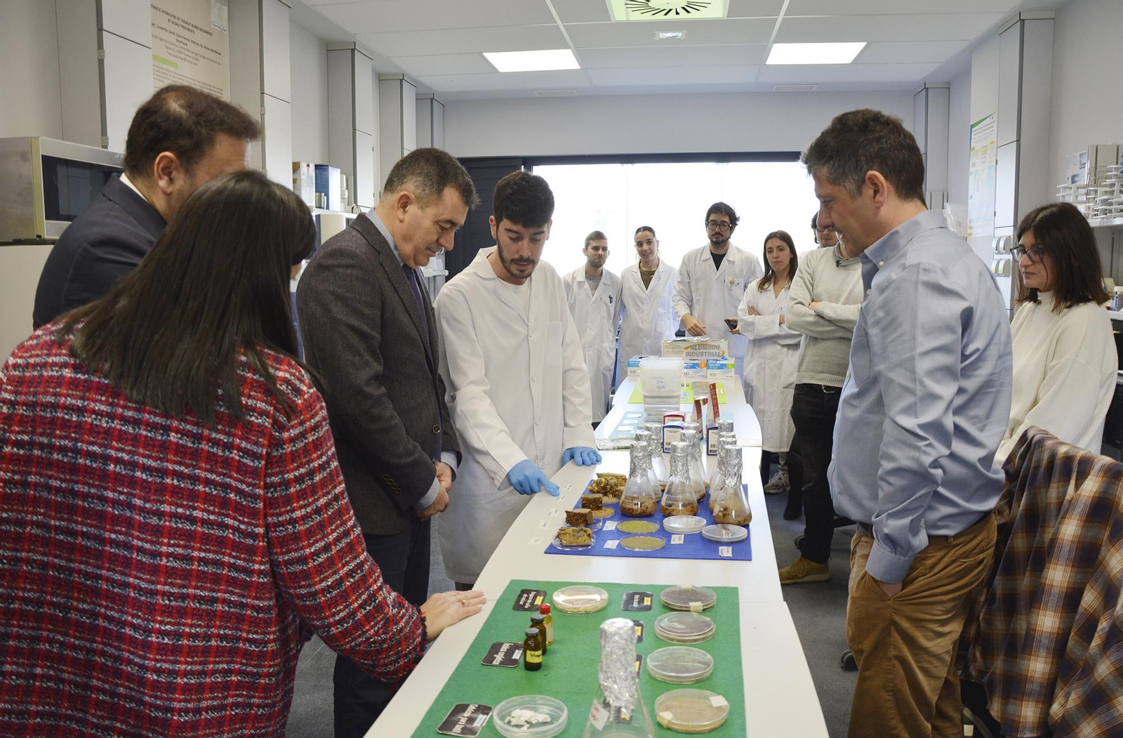 Visita institucional a laboratorios del Campus Auga.