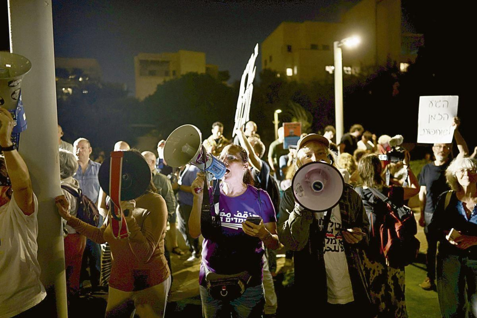 Manifestantes israelíes protestan contra el gobierno de Netanyahu tras las elecciones.