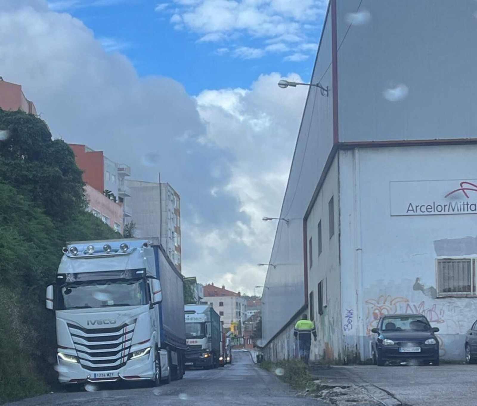 Imagen del exterior de la nave de Arcelor Mittal, ubicada en el centro de Chapela.