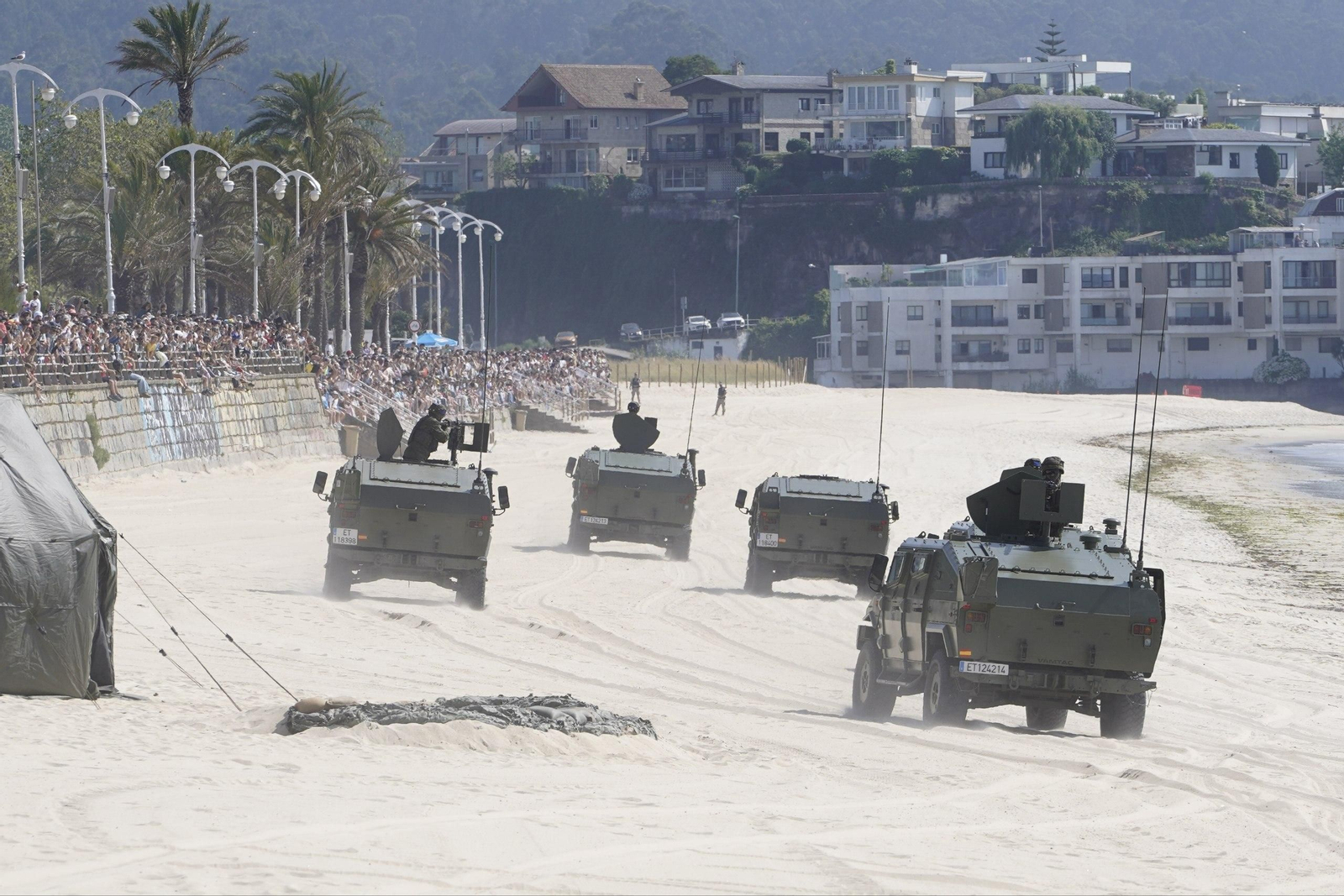 Galería | Felipe VI participa en la revista naval y presencia la exhibición de militares en Samil
