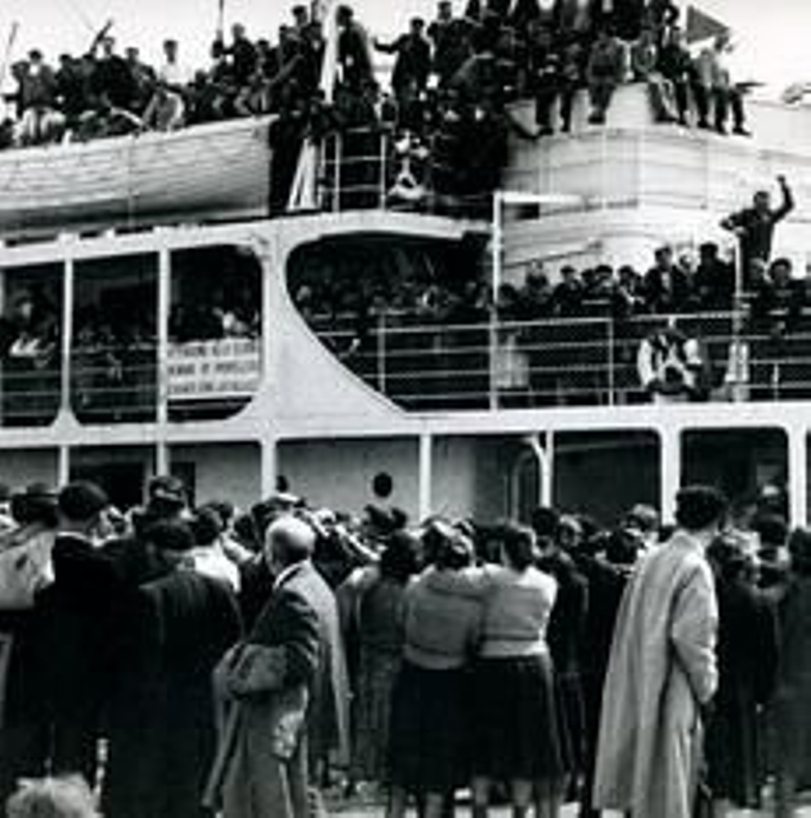 Un barco lleno de emigrantes con Rumbo a Argentina 