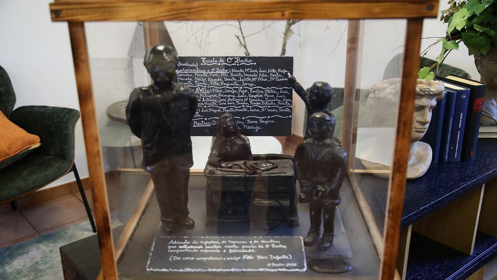 Escultura en barro cocido donada por Adolfo Fernández Dafonte.