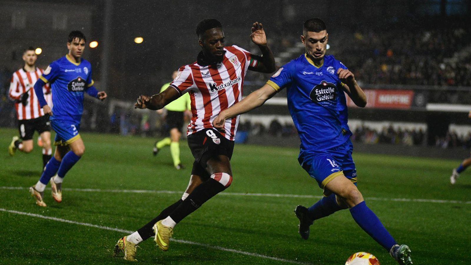 Adri Pérez pelea por el balón con Iñaki Williams.