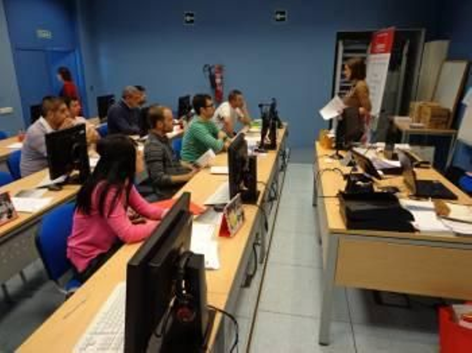 Recogida de currículos en un aula de la Casa da Cultura de Viana. (Foto: J.C.)