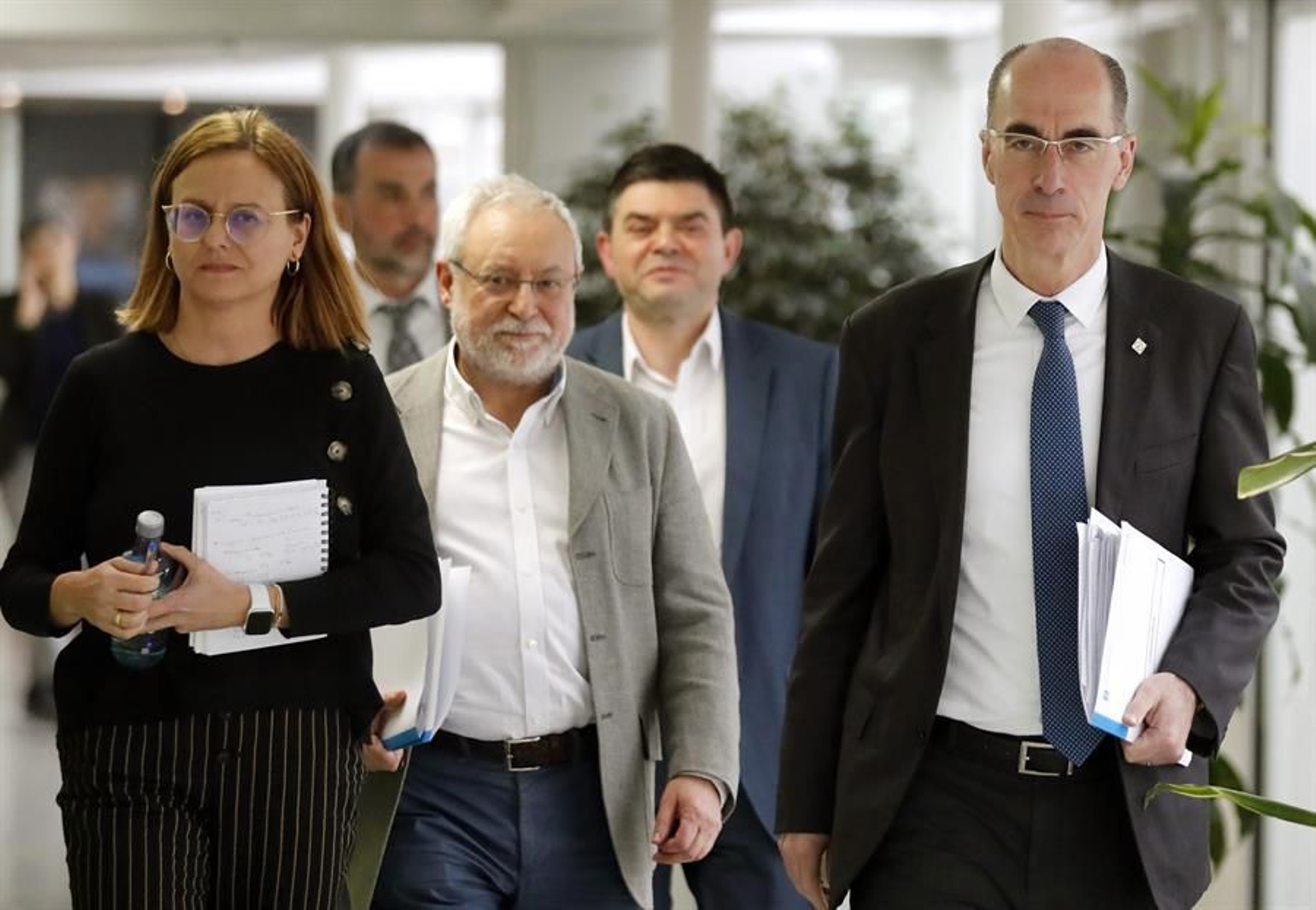 El consejero de Sanidad, Jesús Vázquez Almuiña (d), acompañado del subdirector general de Información sobre Salud y Epidemiología, Xurxo Hervada Vidal (c), y la jefa del servicio de Medicina Preventiva y Salud Pública del área sanitaria de A Coruña, María José Pereira Rodríguez (i). (Foto: EFE)