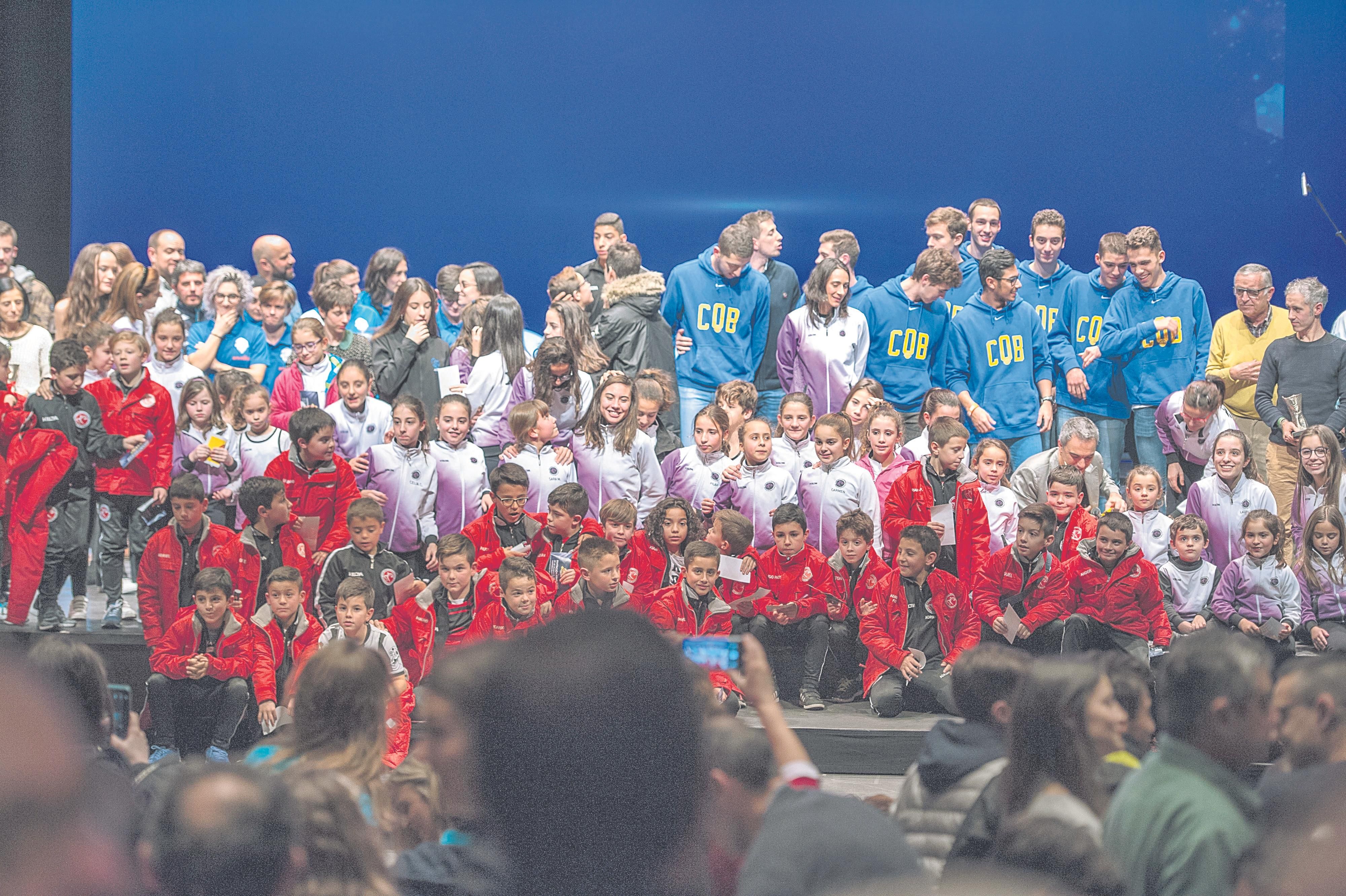 Los galardonados en una de las pasadas ediciones de los Premios +Deporte La Región, en el escenario del auditorio nada más finalizar la gala polideportiva. (Archivo)