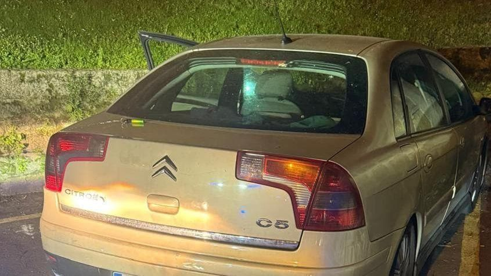 El turismo interceptado por los agentes de la Policía Local.