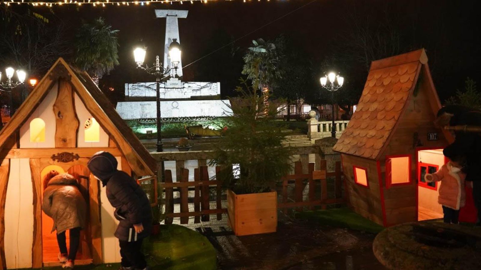 Lalín. Juegos infantiles y de fondo el monumento a Loriga web