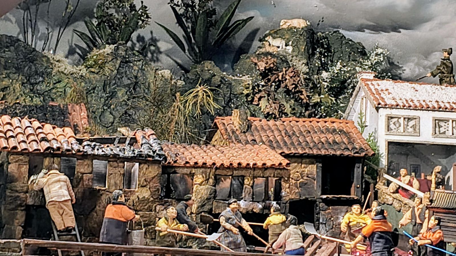 Vecinos y protección civil tratando de apagar los incendios de una aldea.