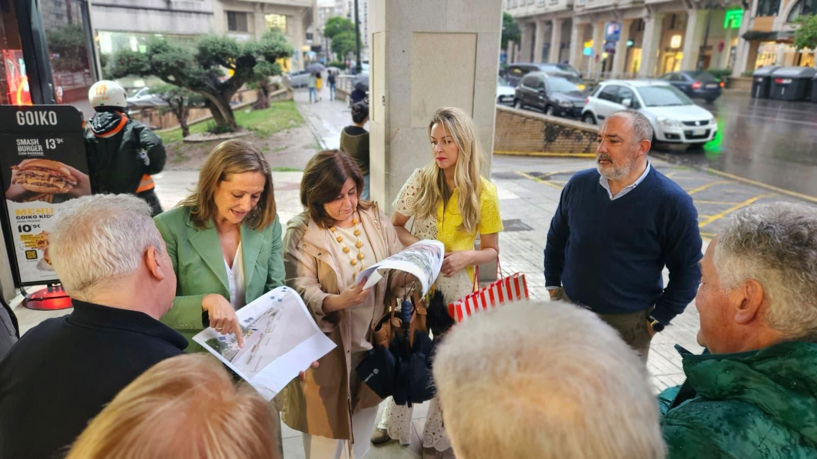 Luisa Sánchez, vicepresidenta de la Diputación, con vecinos de Rosalía de Castro, a los que mostró el proyecto.