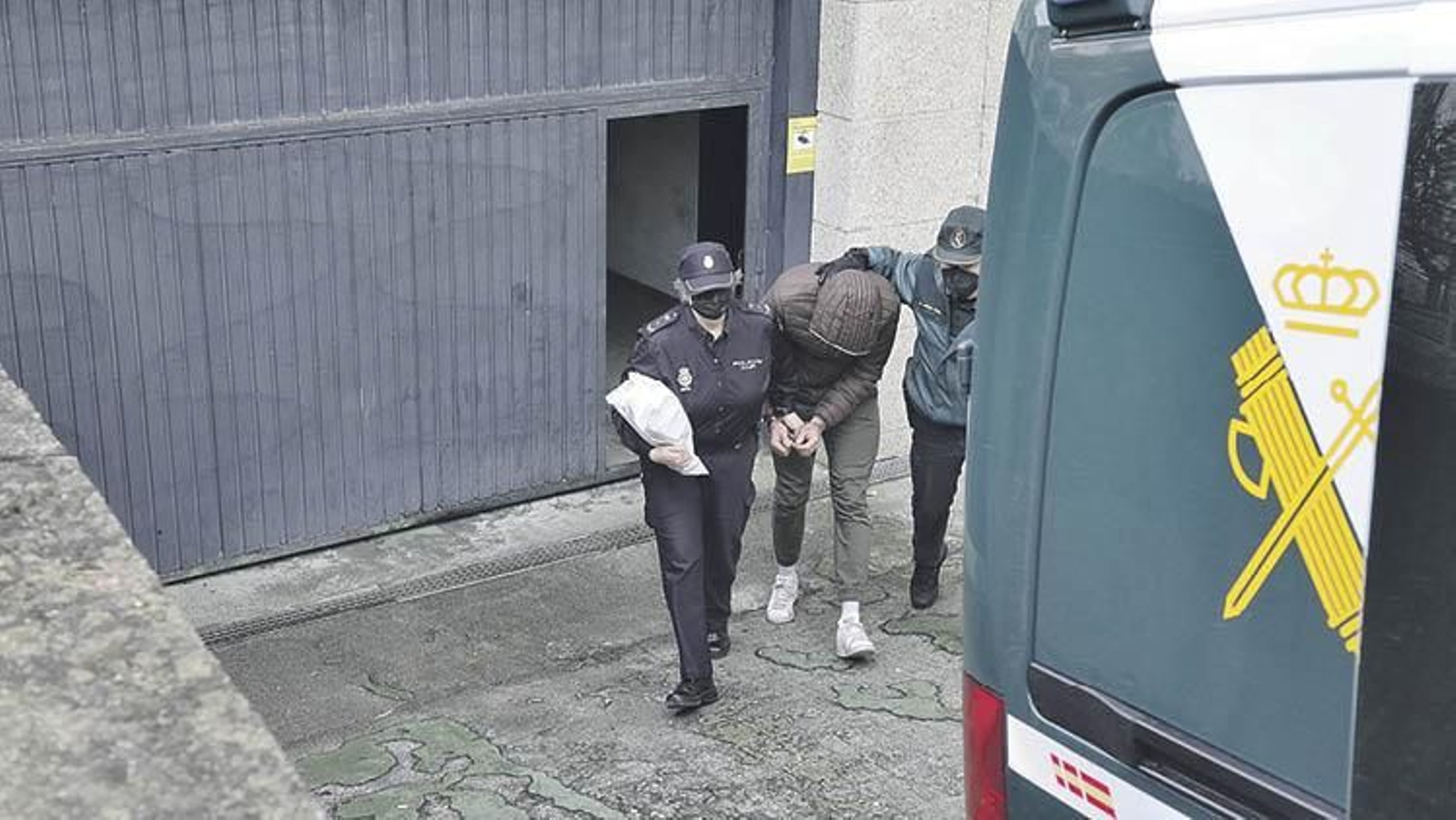 El principal investigado, ayer, durante su traslado a la prisión de A Lama tras su paso a disposición judicial en Vigo.