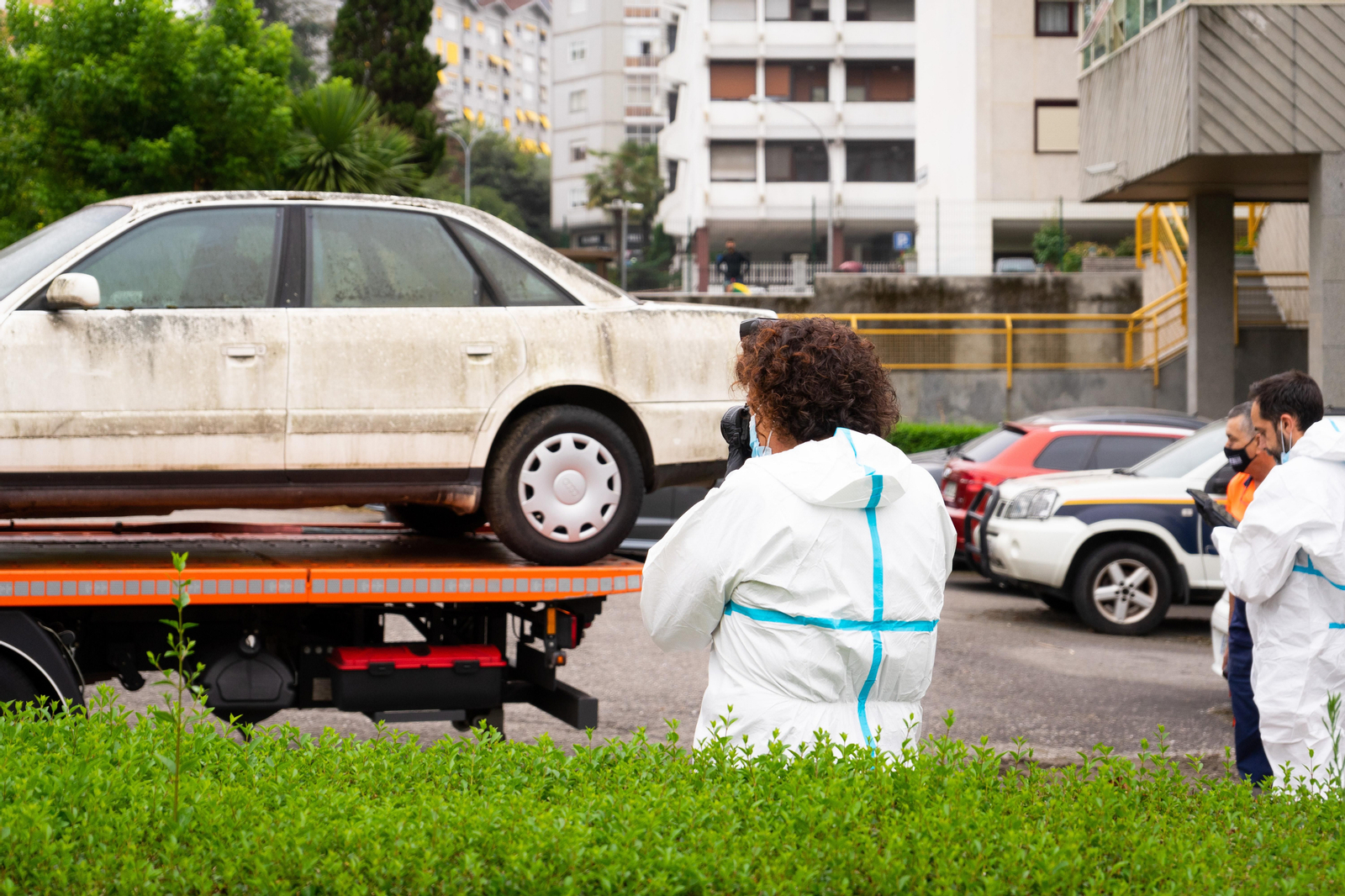 Traslado e inspección del coche familiar del triple crimen de Burgos