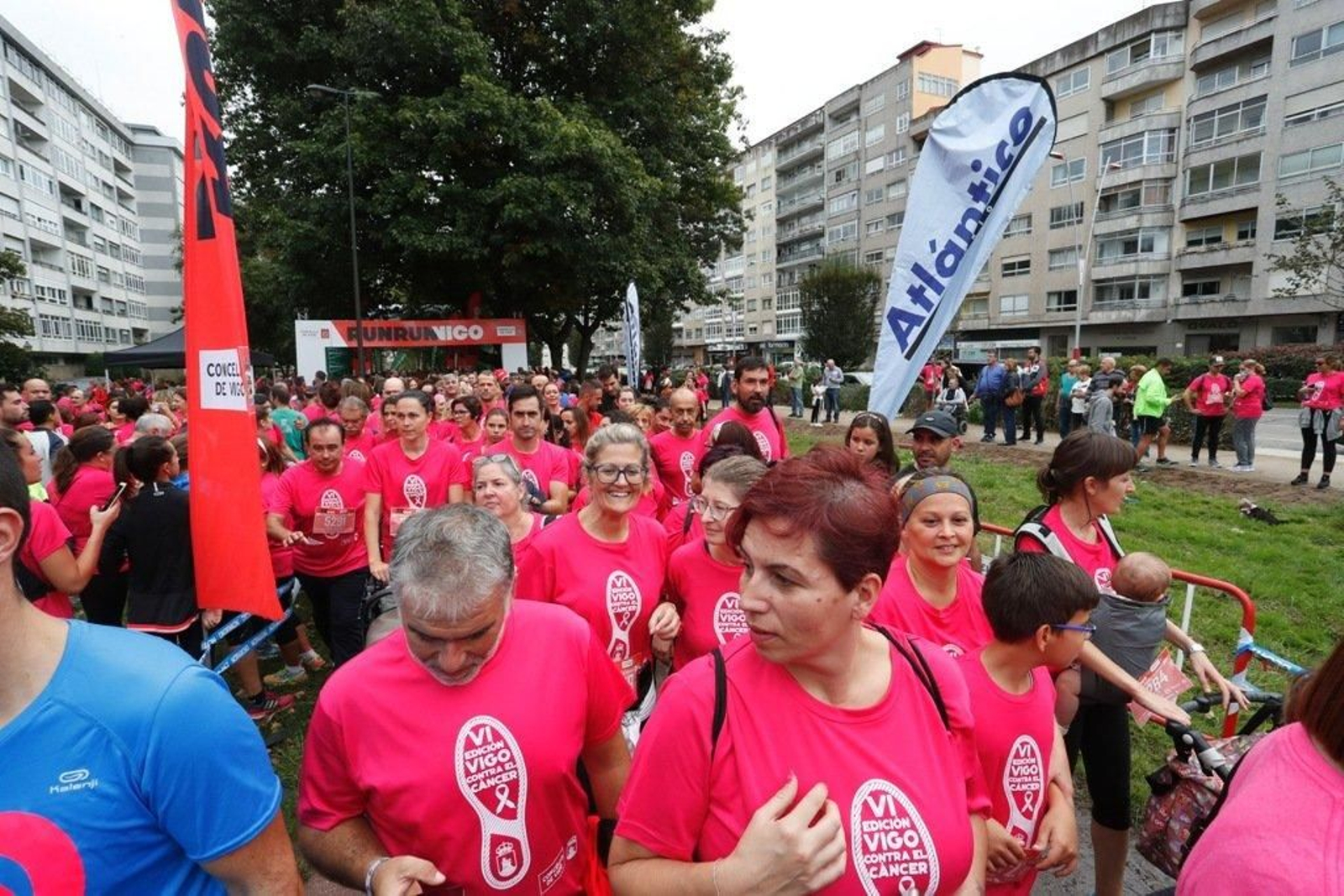 El color rosa abarrotó la Avenida de Castelao - JV Landín 178