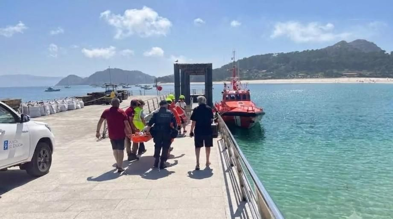 El momento de la evacuación en las Islas Cíes por mar del turista de 70 años lesionado.
