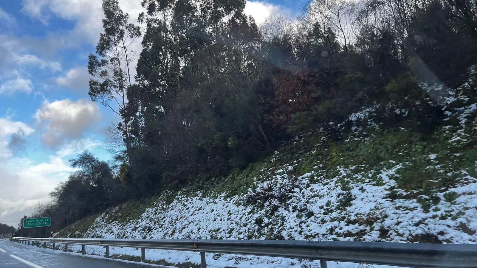 La nieve sigue dando la bienvenida en Ourense
