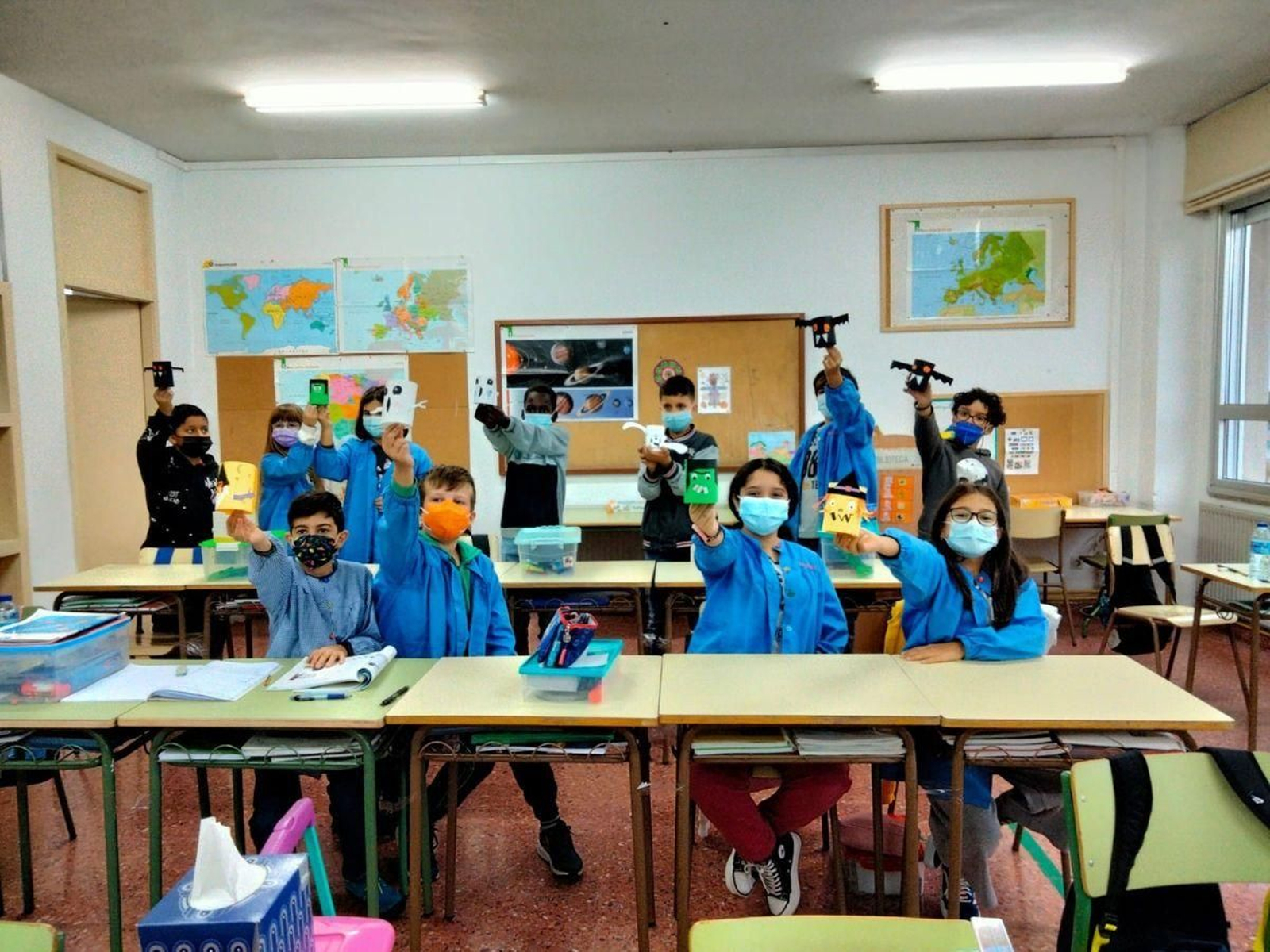 Manuel Luís Acuña.  Moi orgullosos das súas manualidades de Samaín.