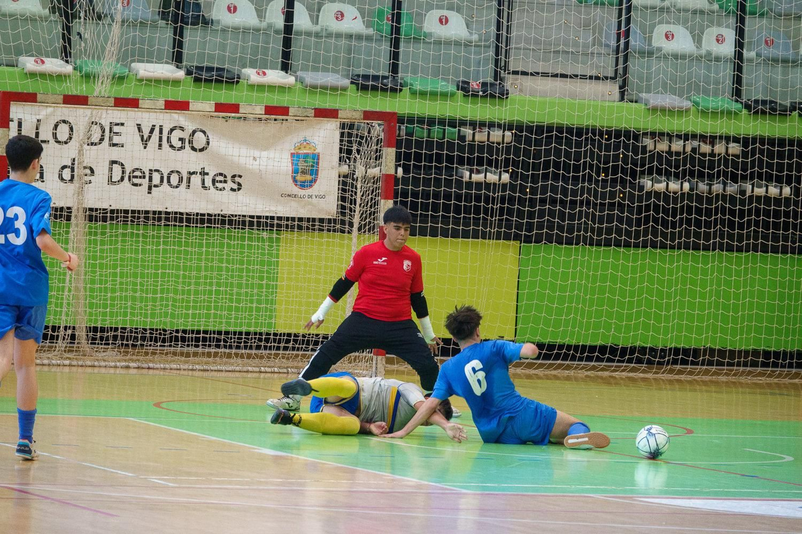 Partido de fútbol sala de la Vigo Cup en Navia.