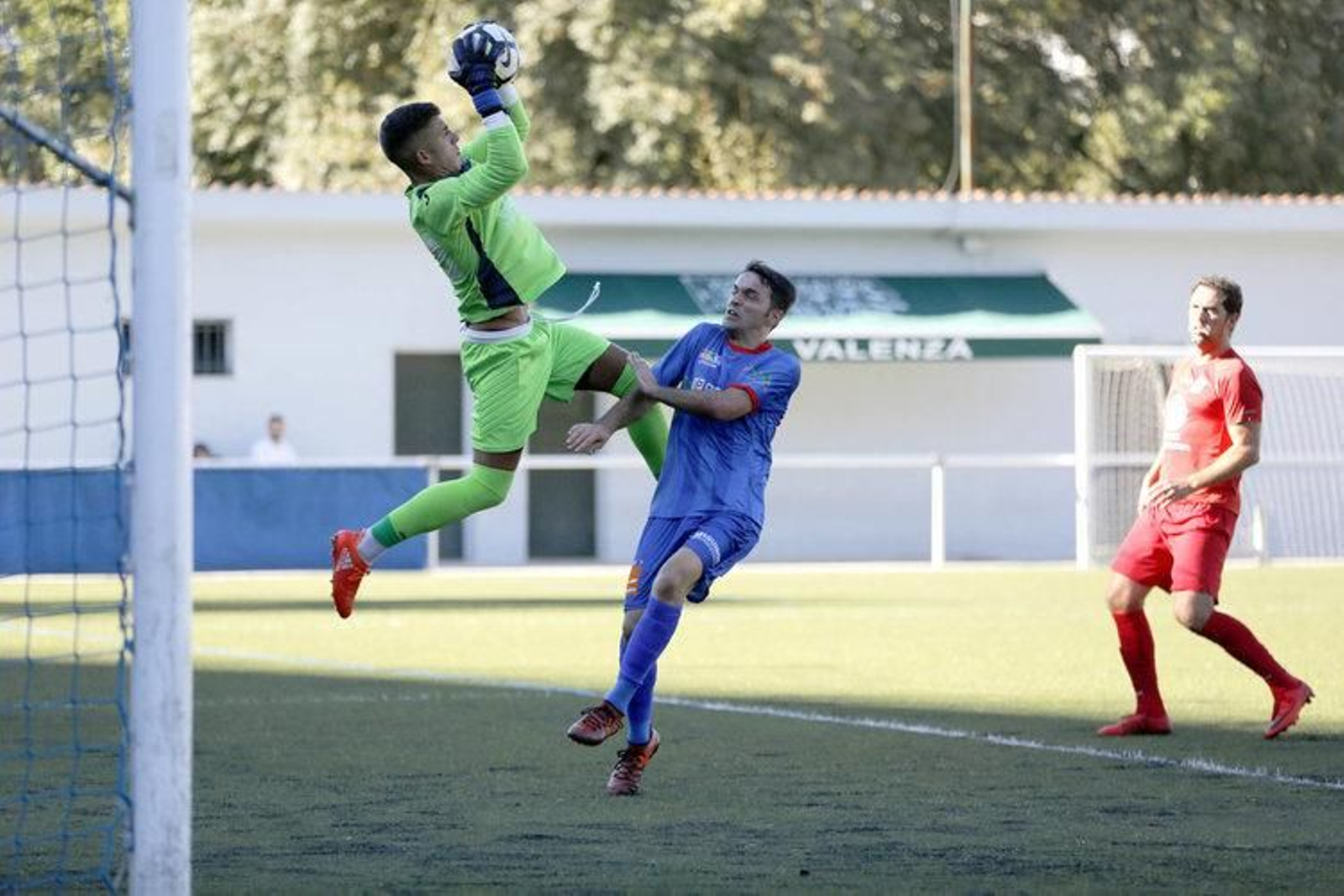 El delantero azulón David Soares intenta ramatar un balón ante el meta Álex.