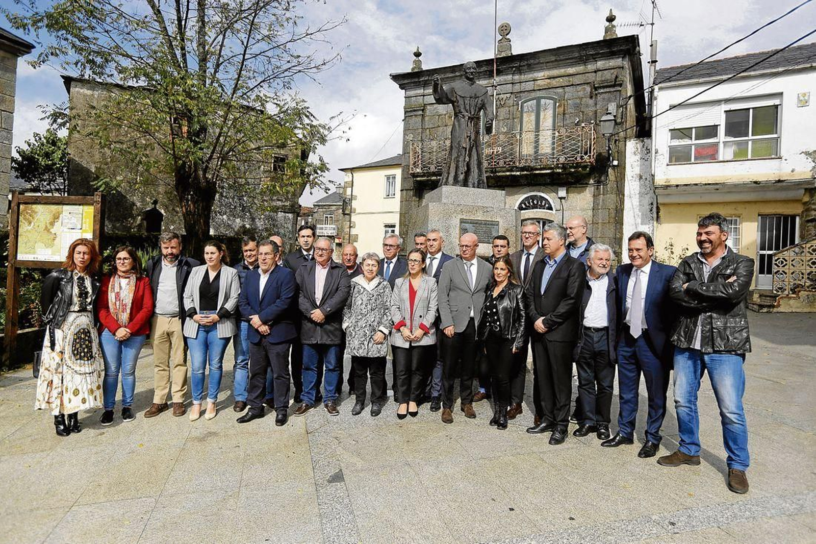 Alcaldes de 15 concellos de la Raia y representantes de Xunta y Diputación sellan el "Pacto de A Gudiña", en octubre de 2019. (Foto: Xesús Fariñas)