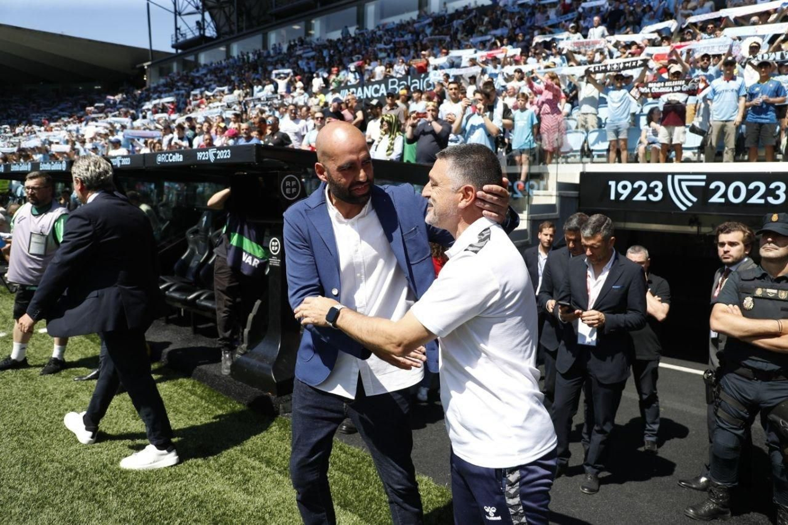 Claudio y Pimienta se saludan.