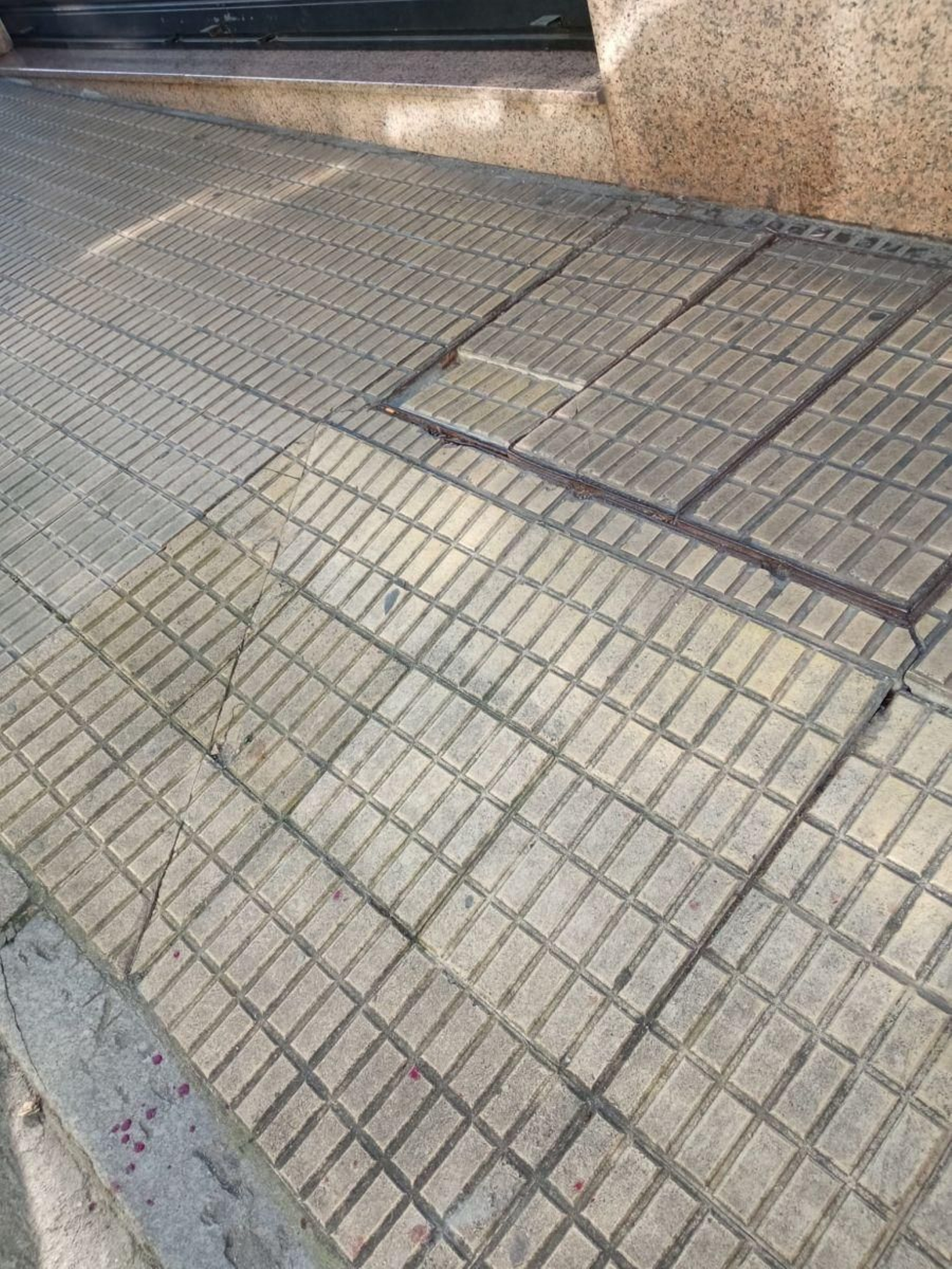 Mal estad de las aceras en la calle San Rosendo de Ourense.