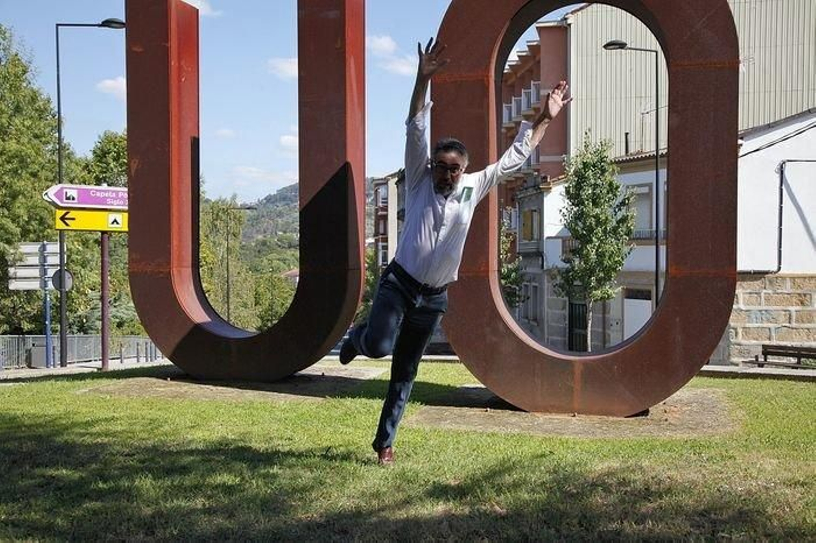 Xosé Mosquera (CxG)/

Un salto sin red/

Xosé Mosquera vuelve a encabezar la candidatura de Compromiso por Galicia en las autonómicas como hizo en las pasadas elecciones municipales. Por su gesto da la impresión de que salta sin red, pero él confía en dar la vuelta a las encuestas con la movilización de los jóvenes.