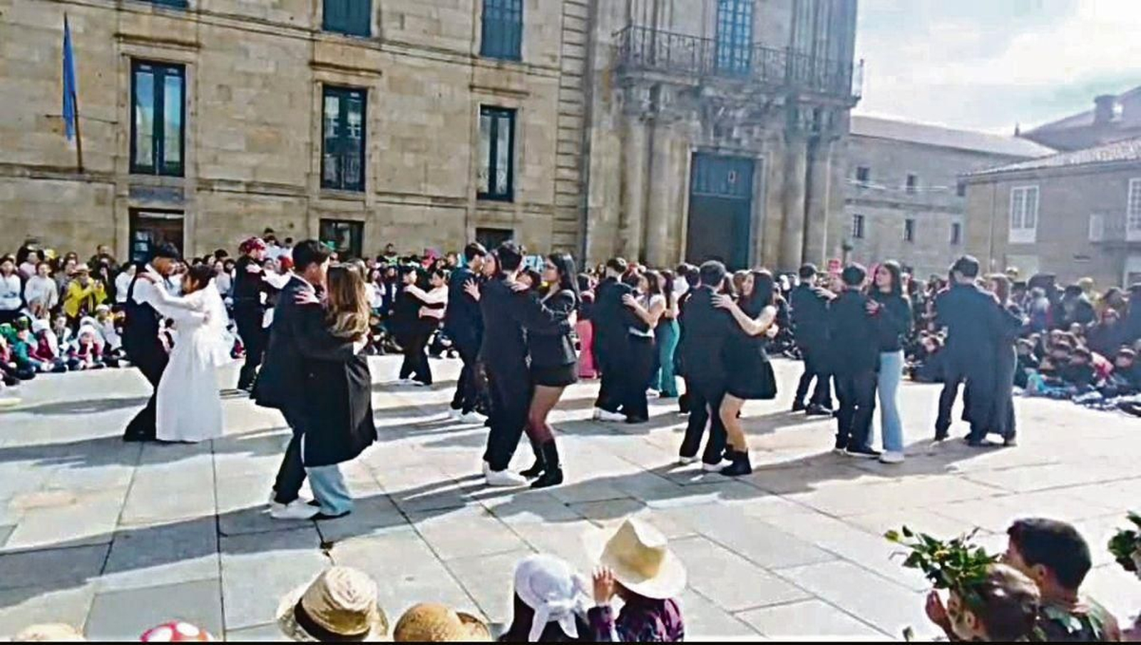 Alumnos de distintos cursos mostraron su arte en la Praza Maior.