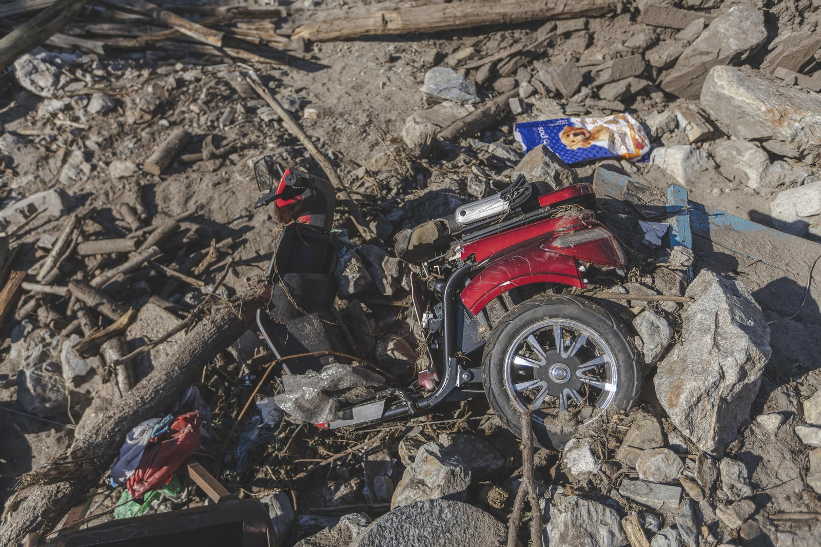 Galería | La huella del desastre dejado por la riada en A Bouza y acentuado por la parálisis, en fotos