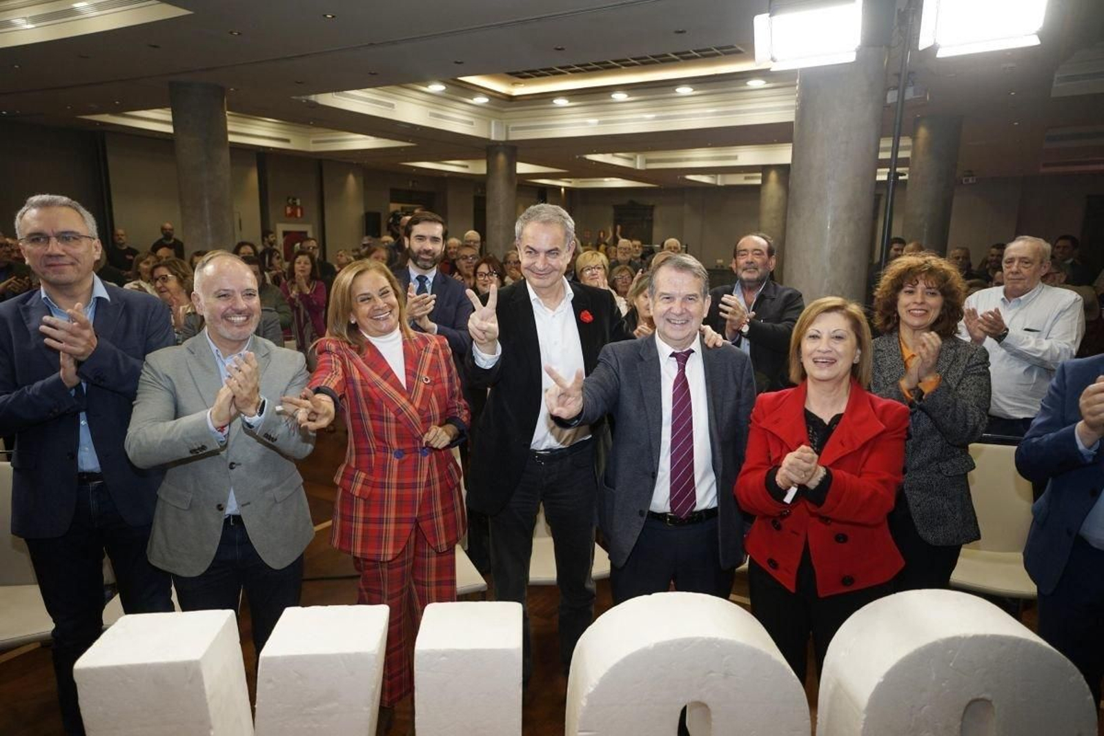 Regades, Silva, Zapatero, Caballero, Espinosa y Gallego, ayer en el mitin socialista.