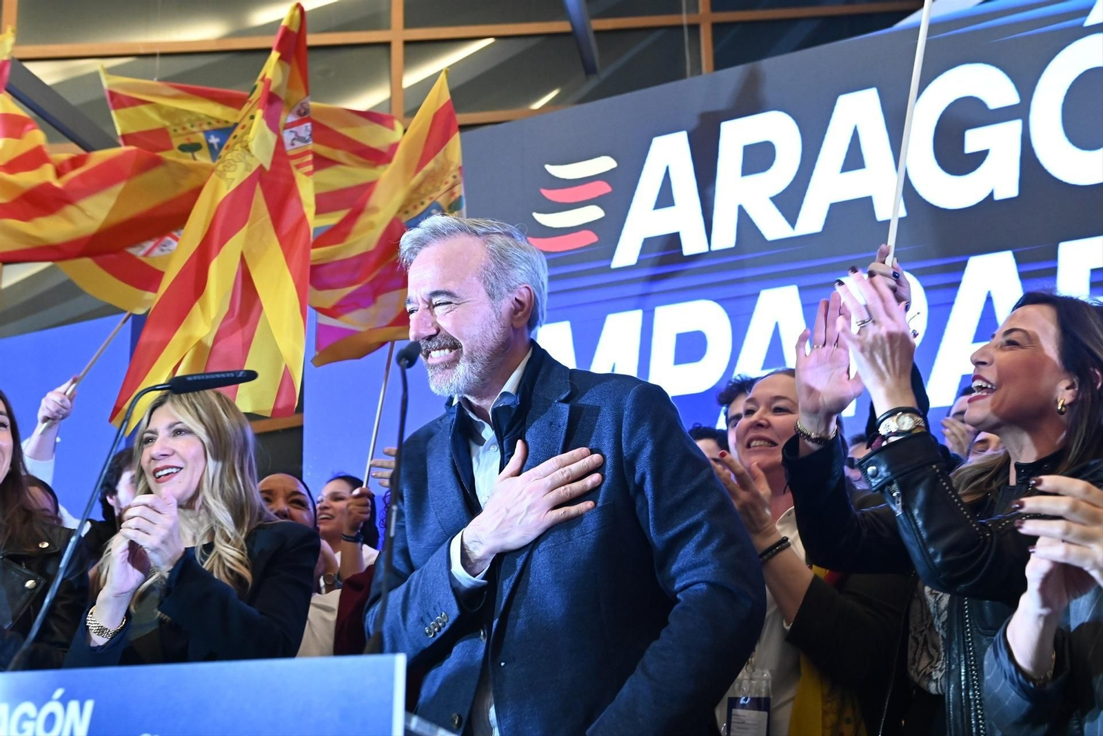 El candidato del PP a la reelección a la Presidencia del Gobierno de Aragón, Jorge Azcón, ofrece una rueda de prensa tras la noche electoral, en el Hotel Reina Petronila, a 8 de febrero de 2026, en Zaragoza, Aragón (España). Los aragoneses han acudido a las urnas para elegir a sus representantes en las Cortes de Aragón, unos comicios autonómicos convocados de forma anticipada tras la decisión del presidente del Gobierno de Aragón, Jorge Azcón, de disolver el parlamento en medio de un bloqueo político por la aprobación de los presupuestos regionales.