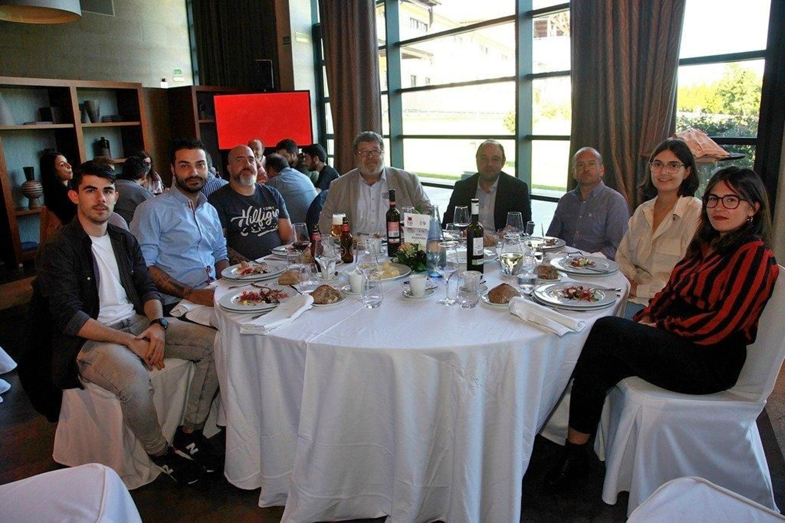 Yoel Covelas, Grupo Coren; Diego Sánchez, La Coruñesa; Juan Novoa Mira, Costela y Bohemia 2; Rafael García, Club Financiero; Diego Moreno, NH; Martín Cidre, departamento Comercial de La Región; Lucía Montáns, redactora de La Región; Elisabet Fernández, redactora de La Región.