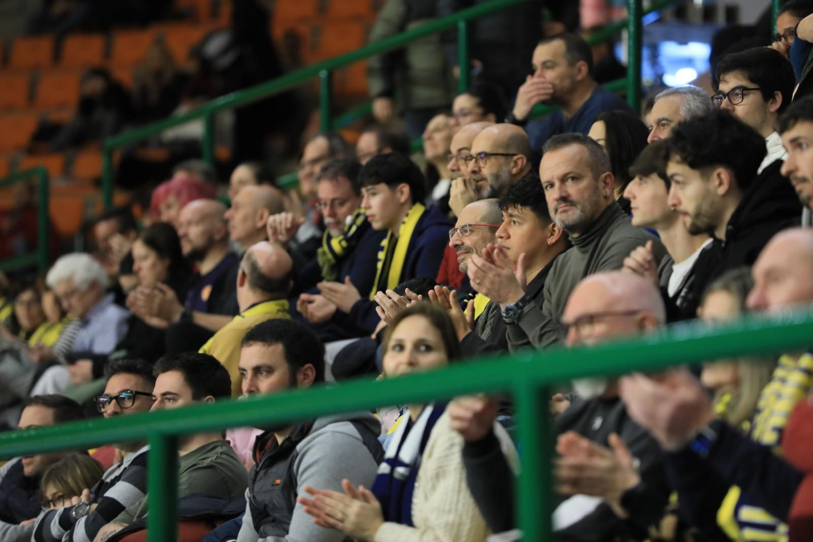 Galería | El Pazo responde al llamado del COB y disfruta del partido ante HLA Alicante