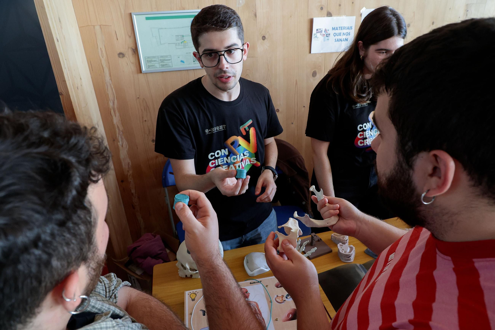 Galería | La feria G-Night toma el edificio Redeiras y el Berbés con sus talleres científicos