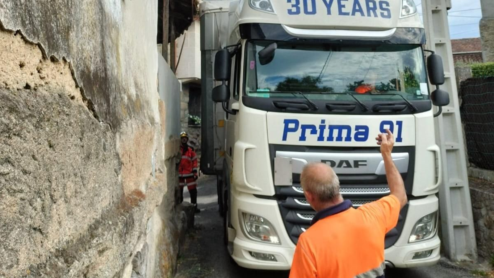 Camión atascado en San Cibrao (BOMBEROS DE SAN CIBRAO)