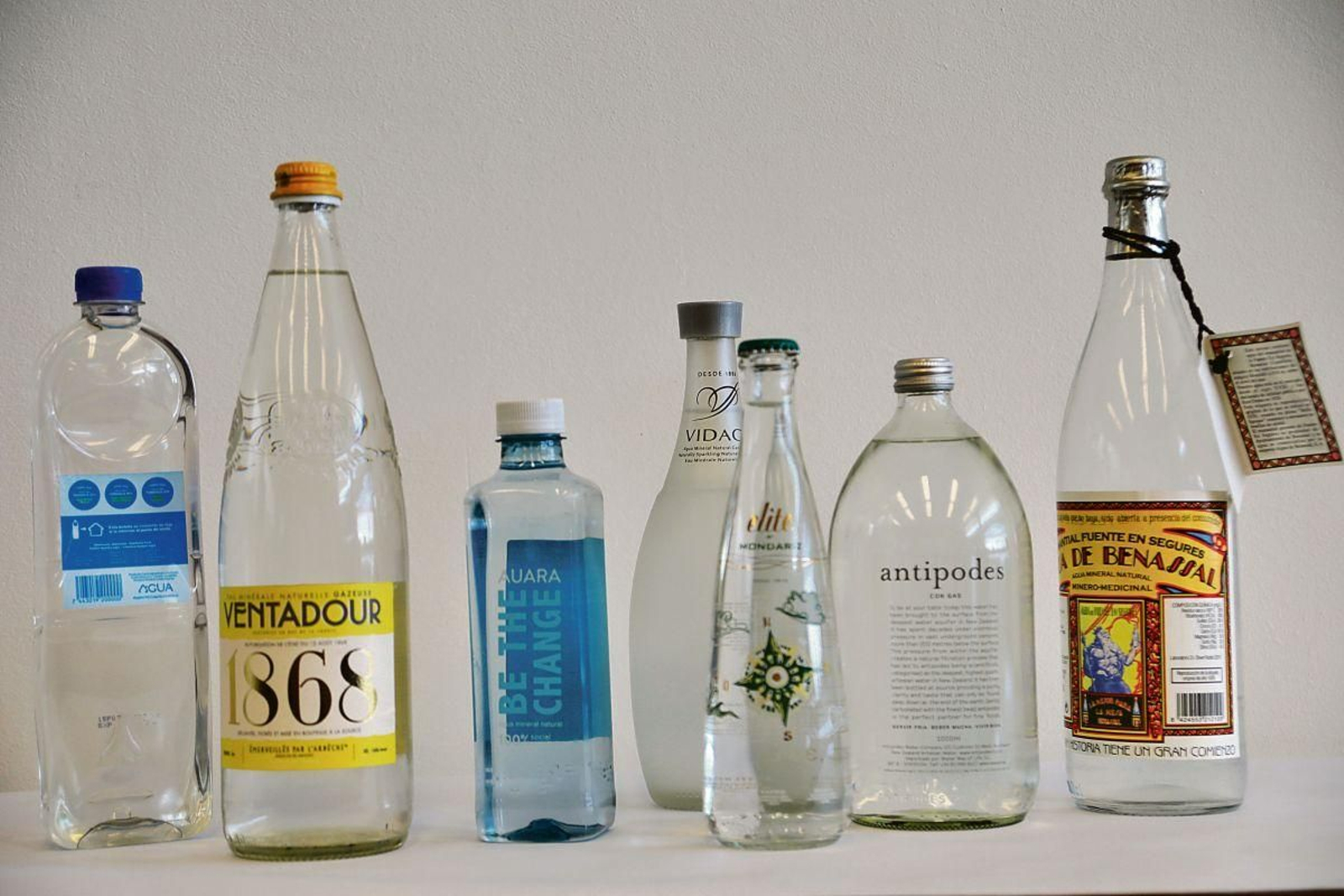 La etiqueta además de información aporta diseño.