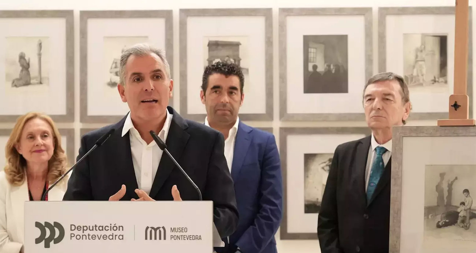 En primer término el director del Museo de Pontevedra, detrás el presidente de la Deputación y el presidente del Centro Galicia (derecha) y la directora del museo (izquierda)