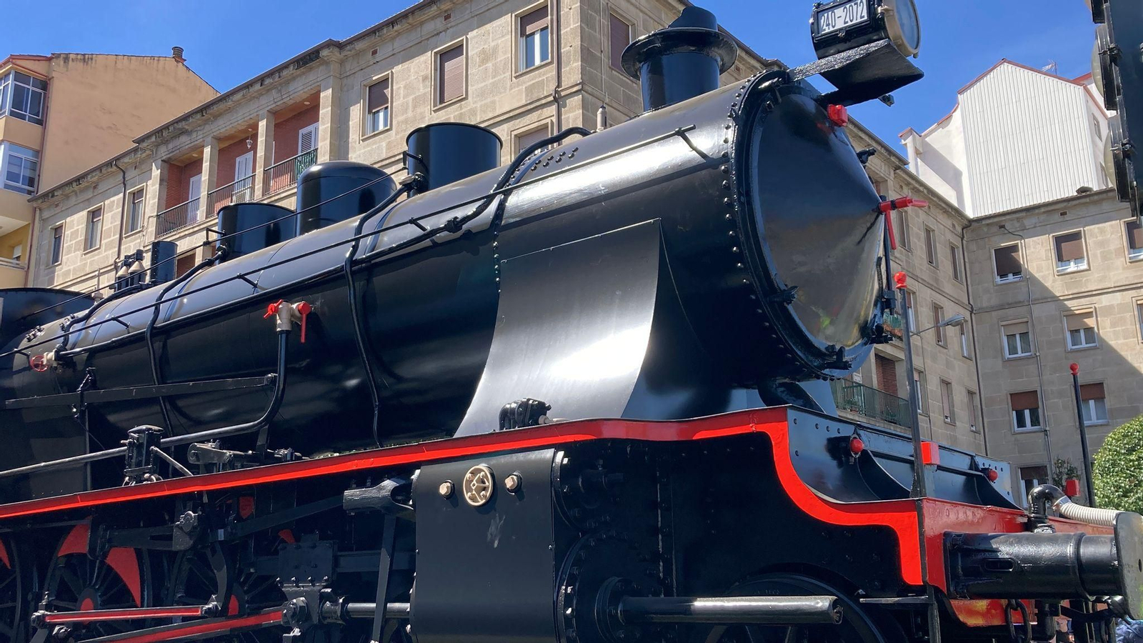 Galería | La locomotora vuelve a lucir en el barrio de A Ponte